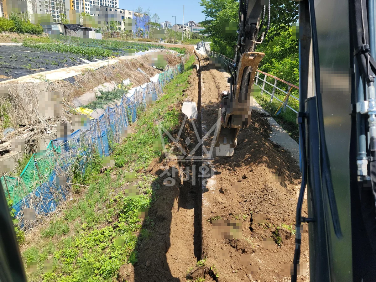 경기 의왕시 삼동 포크레인(굴착기) 가로등 터파기 작업사진 1