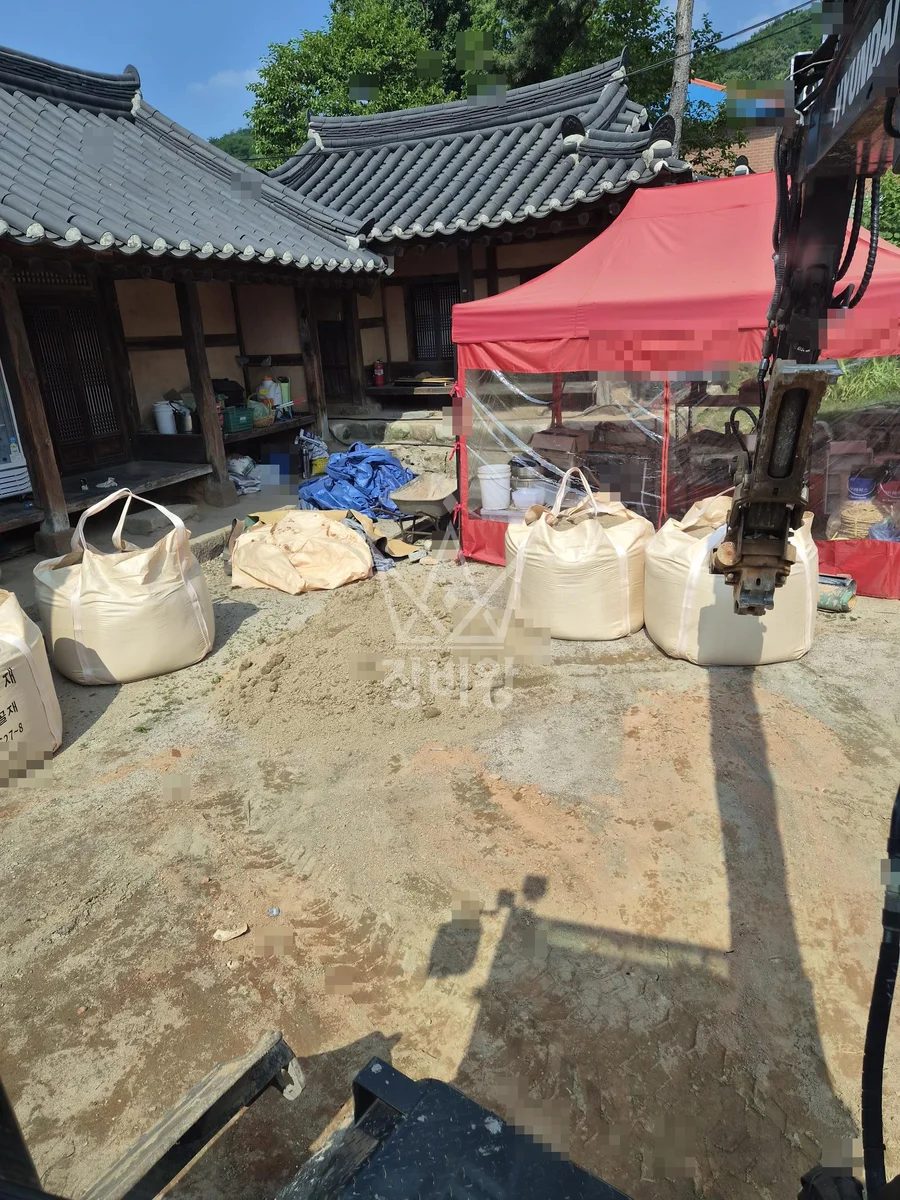 경기 군포시 속달동 포크레인(굴착기) 페기물 기와 흙 상차 작업사진 1