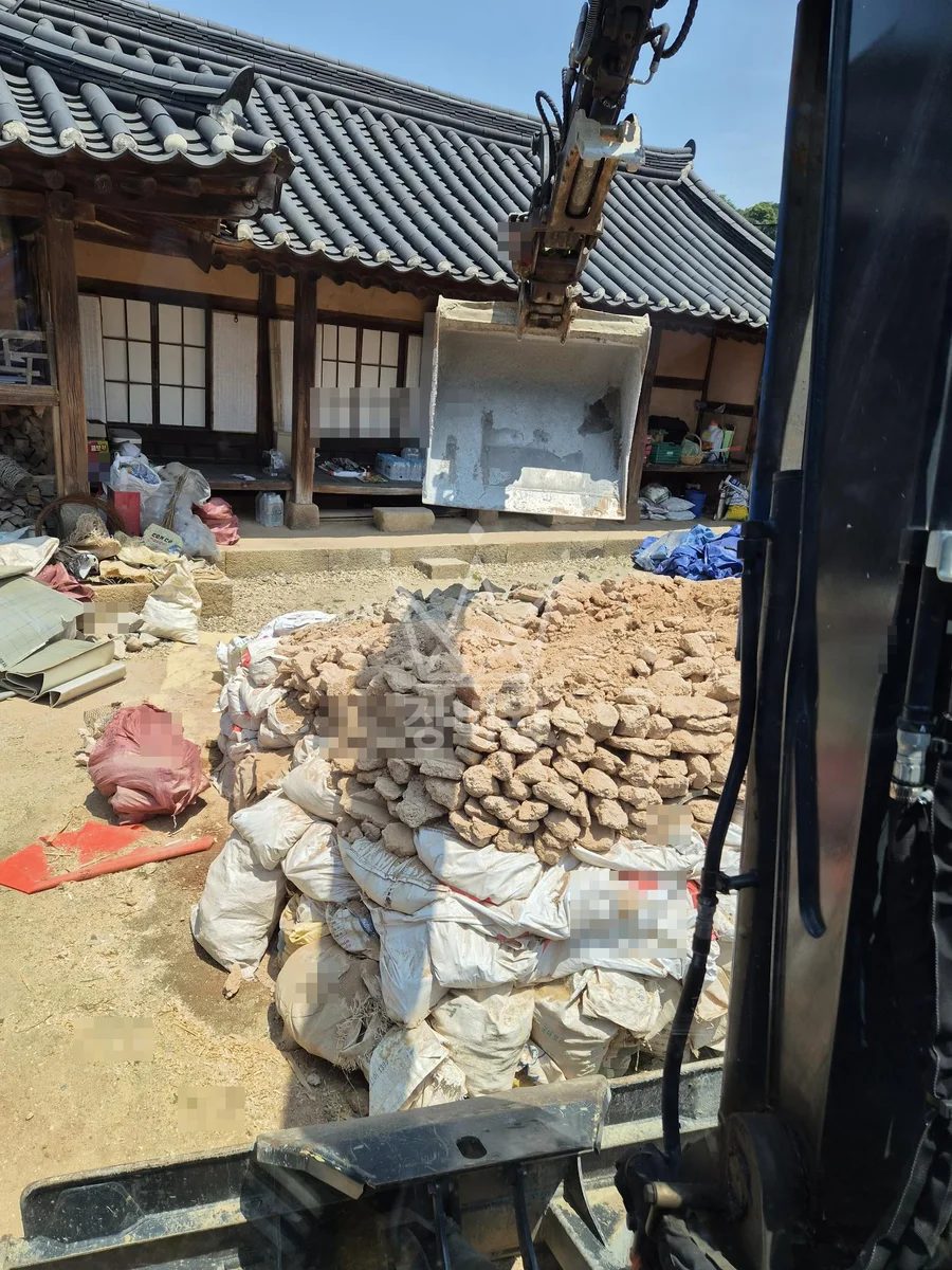 경기 군포시 속달동 포크레인(굴착기) 페기물 기와 흙 상차 작업사진 3