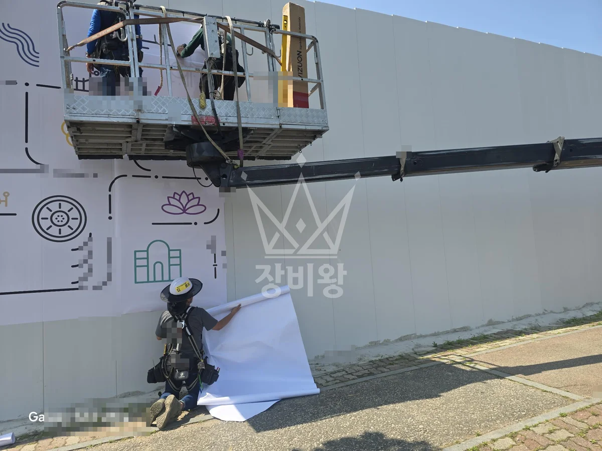 전북 익산시 영등동 1톤 스카이차 건설현장 외벽 시트지부착 작업사진 2