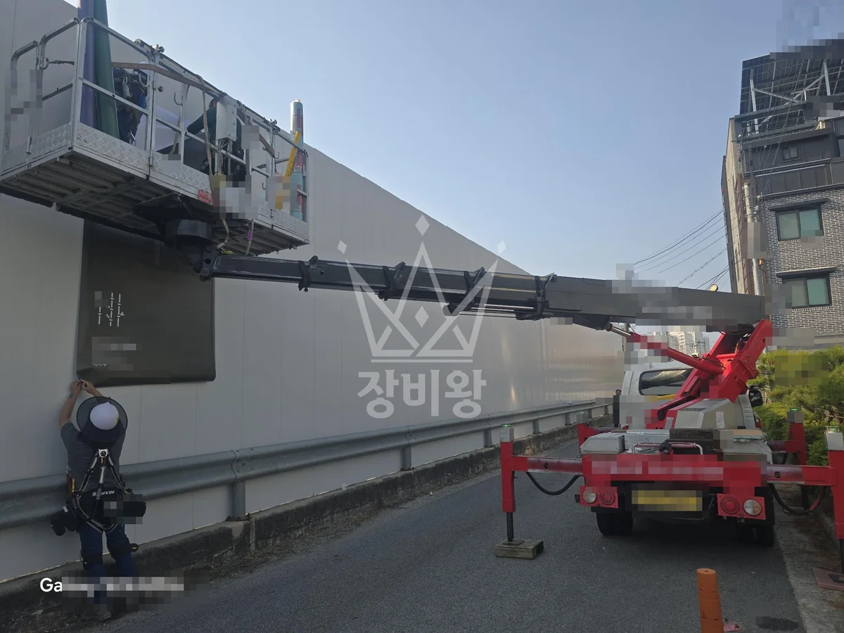 전북 익산시 영등동 1톤 스카이차 건설현장 외벽 시트지부착 작업사진 3