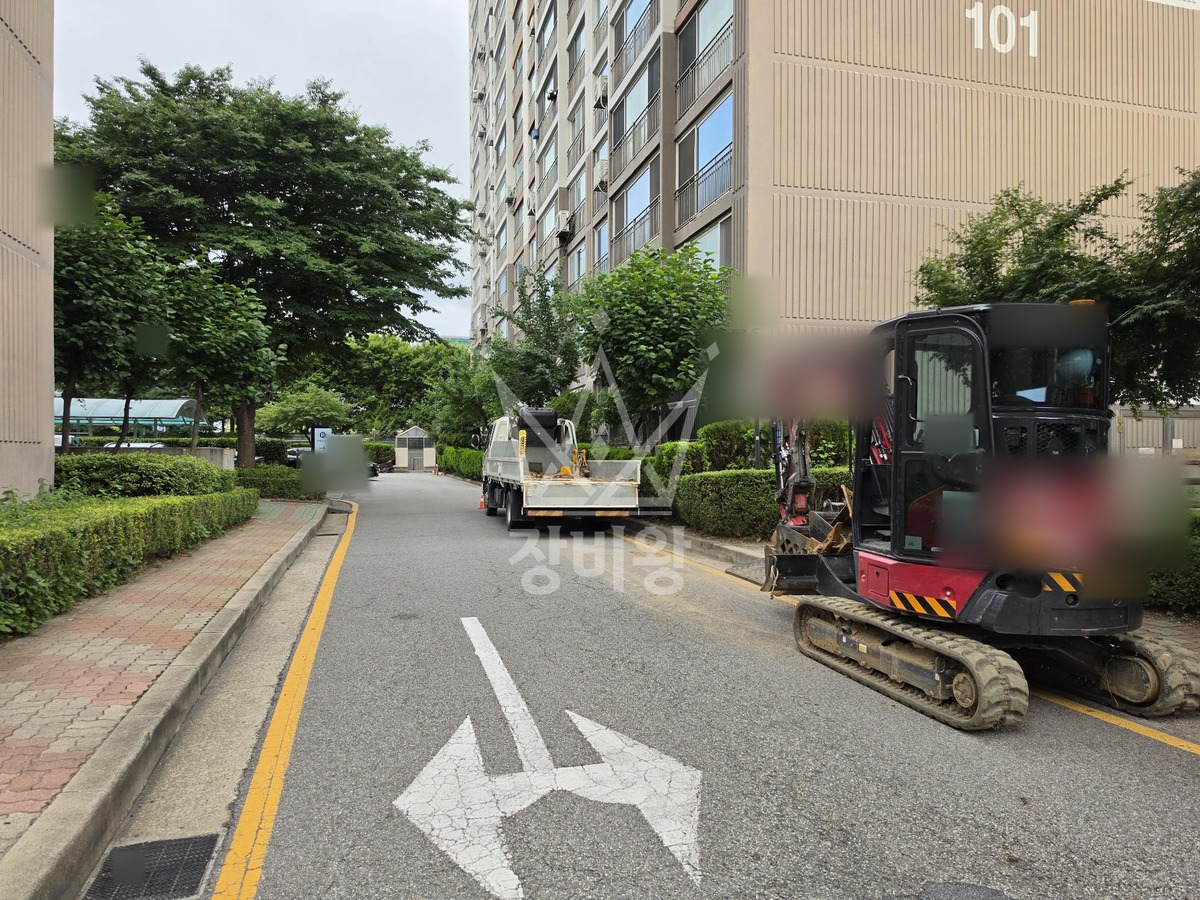 경기 수원시 팔달구 화서동 포크레인(굴착기) 작업 현장 도착사진