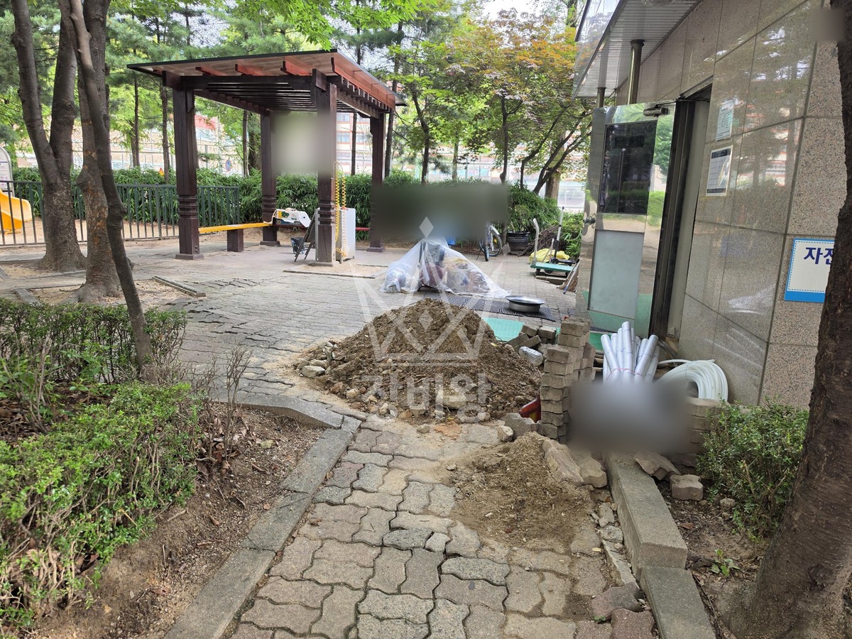 경기 수원시 팔달구 화서동 포크레인(굴착기) 수도배관신설/보도블럭 작업사진 1