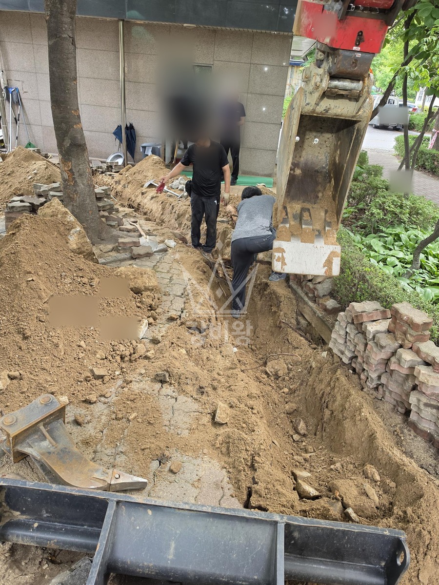 경기 수원시 팔달구 화서동 포크레인(굴착기) 수도배관신설/보도블럭 작업사진 2