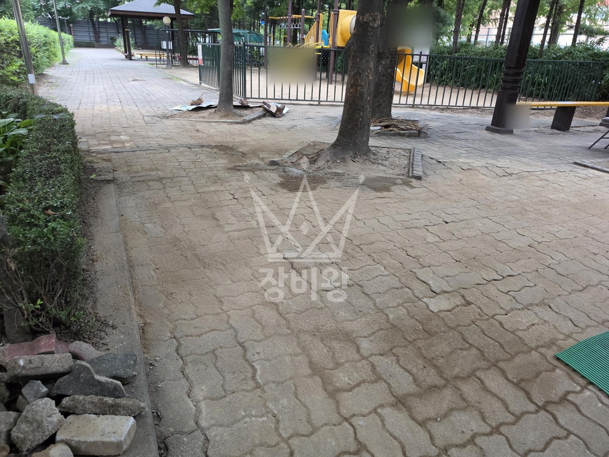 경기 수원시 팔달구 화서동 포크레인(굴착기) 수도배관신설/보도블럭 작업완료사진 1
