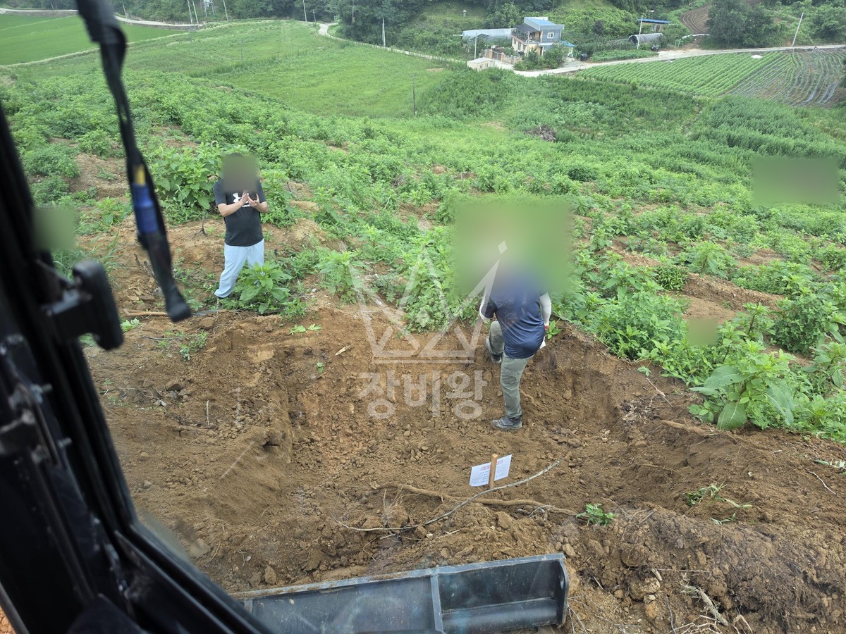 충남 천안시 동남구 동면 포크레인(굴착기) 묘지작업 작업사진 1