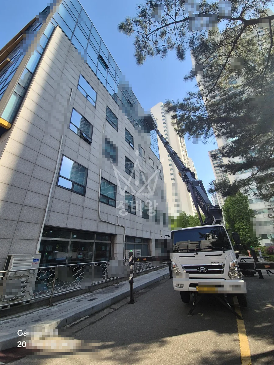 서울 광진구 구의동 3.5톤 스카이차 5.6층 유리벽체 코킹작업 작업사진 2