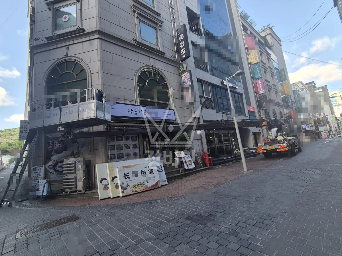 서울 중구 충무로2가 3.5톤 스카이차 간판 철거 시공, 어닝 원단 교체 작업사진 3