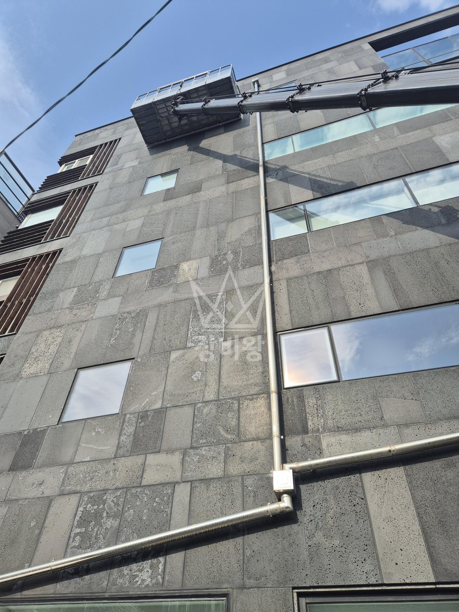 서울 종로구 와룡동 3.5톤 스카이차 외벽발수작업 작업사진 1