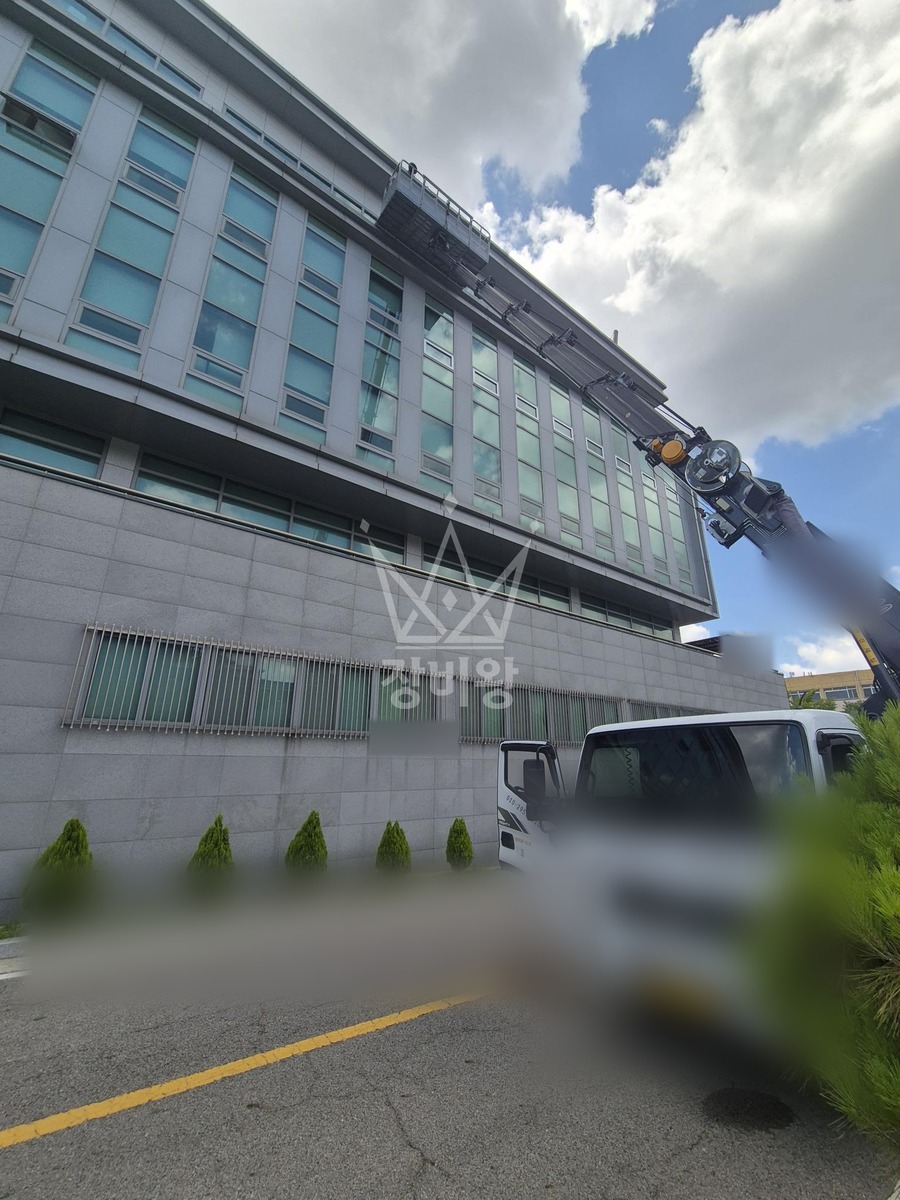 서울 용산구 이태원동 3.5톤 스카이차 실리콘코킹 작업사진 1