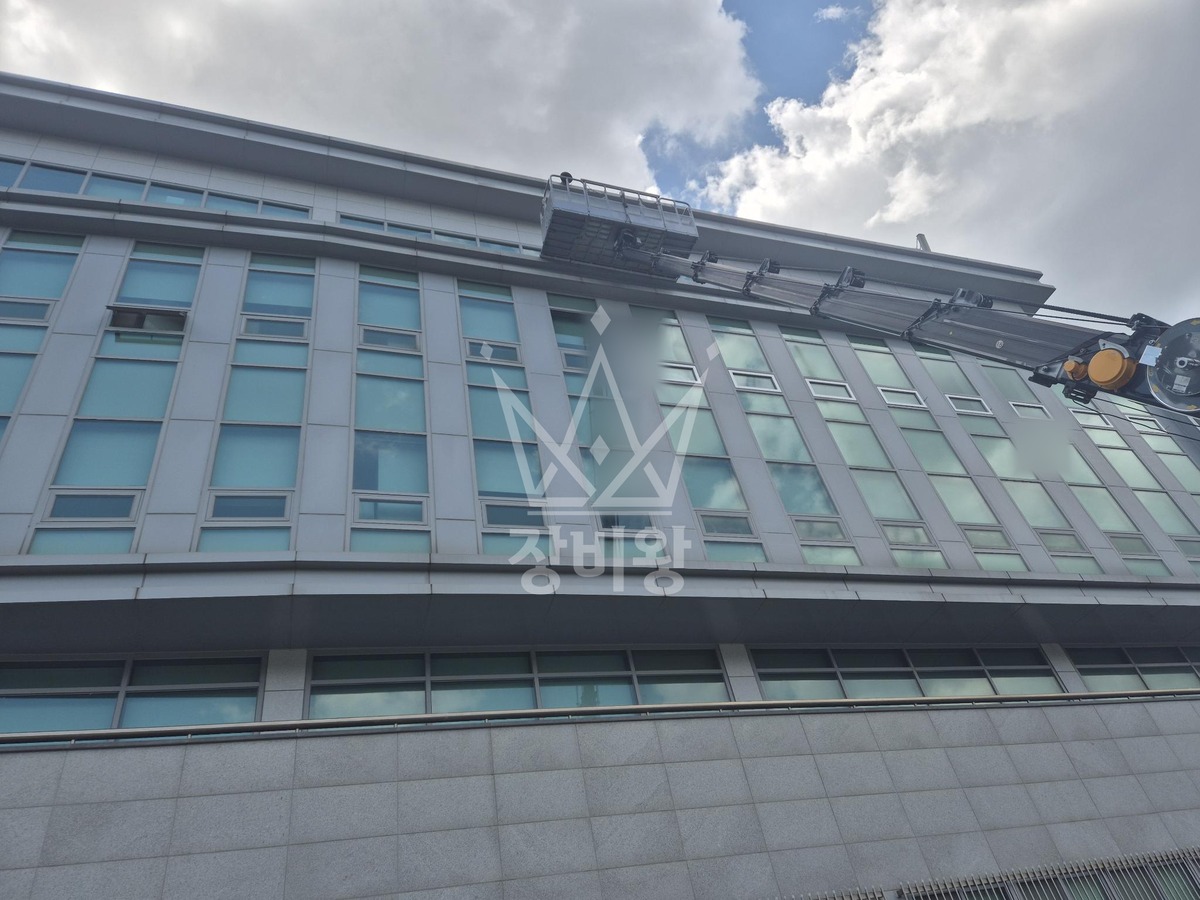 서울 용산구 이태원동 3.5톤 스카이차 실리콘코킹 작업사진 2