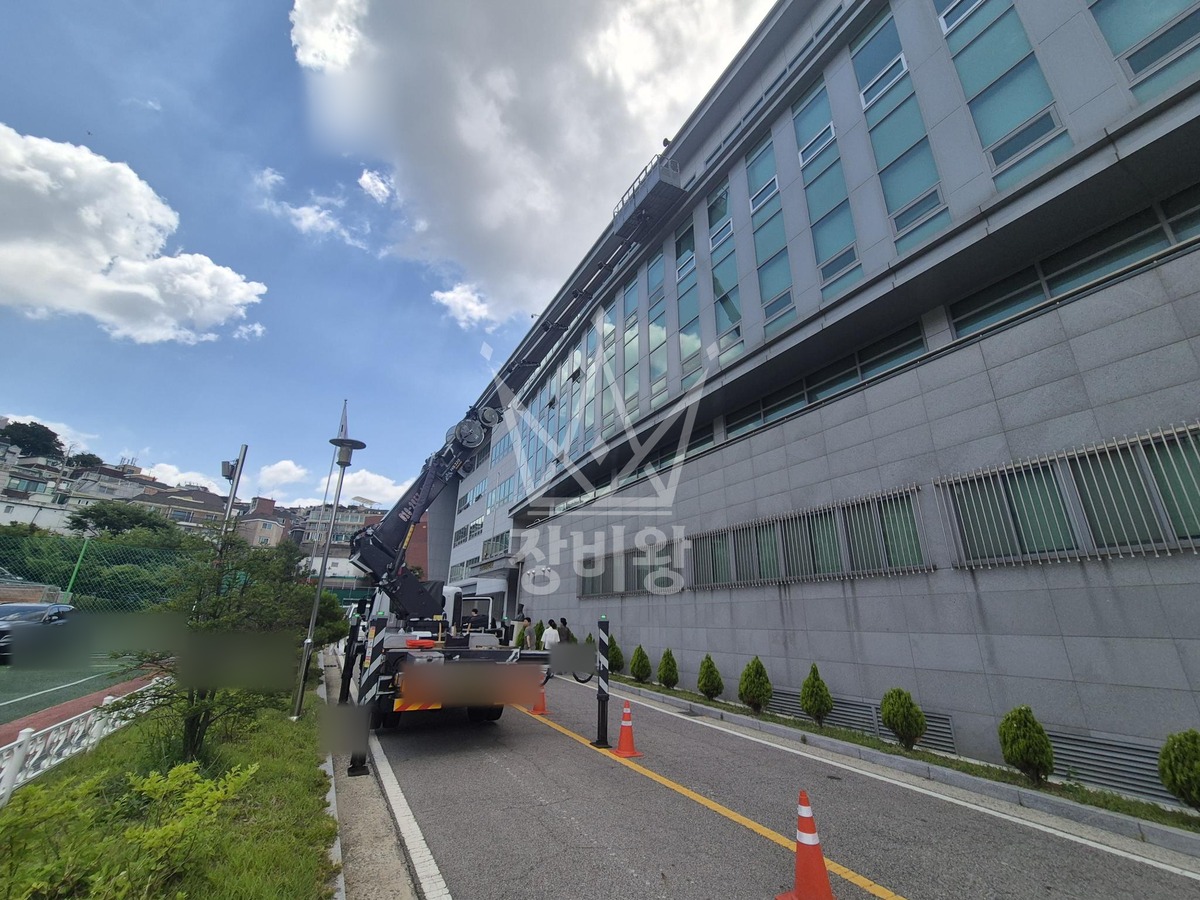 서울 용산구 이태원동 3.5톤 스카이차 실리콘코킹 작업사진 3