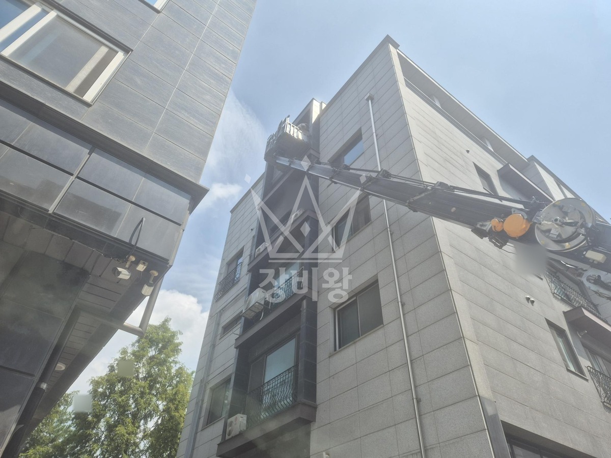 경기 남양주시 별내동 3.5톤 스카이차 4층 실리콘 코킹 작업사진 1