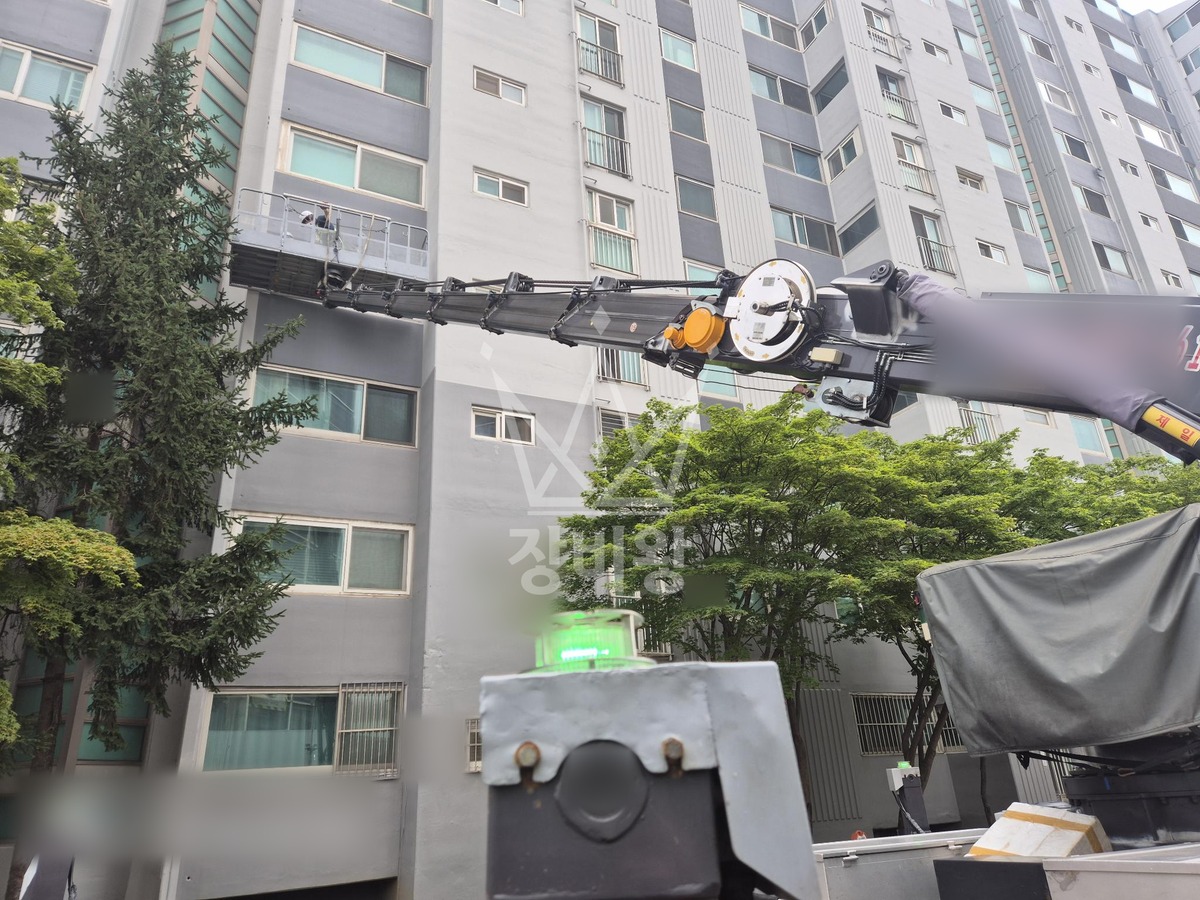 서울 강남구 청담동 3.5톤 스카이차 3층 실리콘코킹 작업사진 2