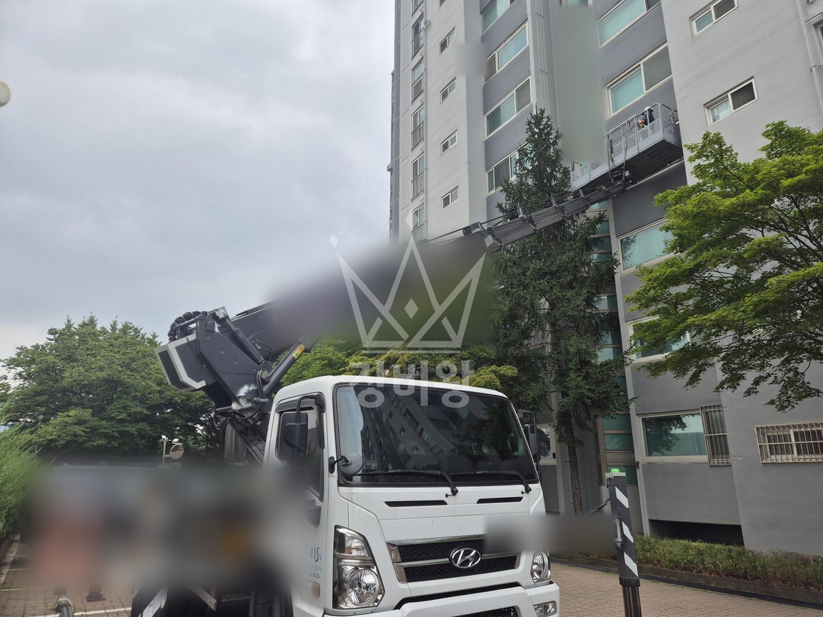 서울 강남구 청담동 3.5톤 스카이차 3층 실리콘코킹 작업사진 3