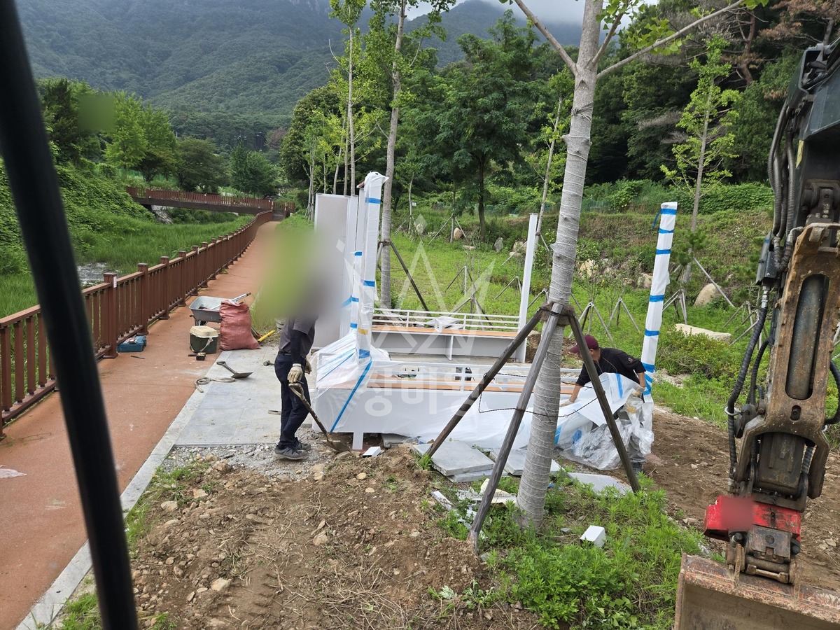 경남 양산시 소주동 포크레인(굴착기) 공원에 파고라설치 작업사진 1
