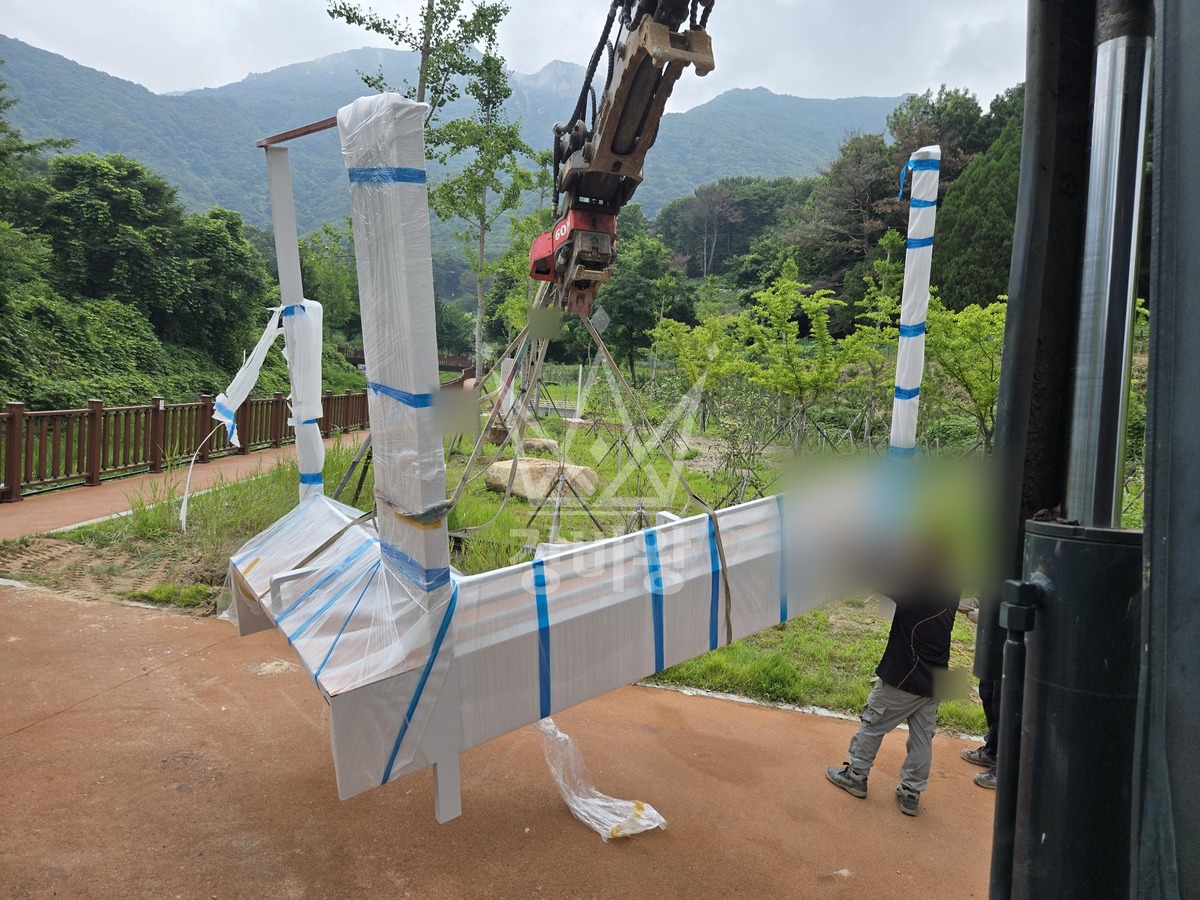 경남 양산시 소주동 포크레인(굴착기) 공원에 파고라설치 작업사진 2