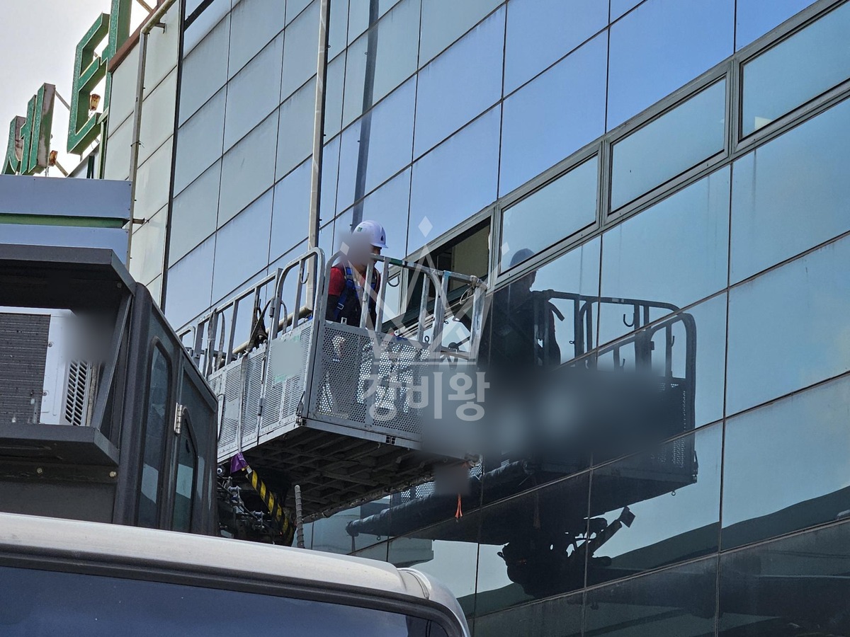전북 전주시 덕진구 여의동 3.5톤 스카이차 유리작업 작업사진 2