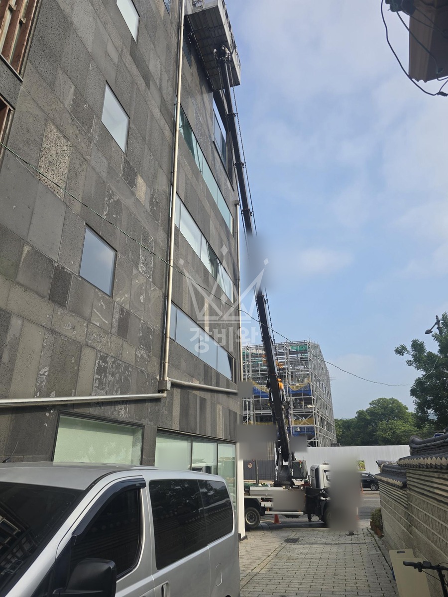 서울 종로구 와룡동 3.5톤 스카이차 실리콘작업 작업사진 2