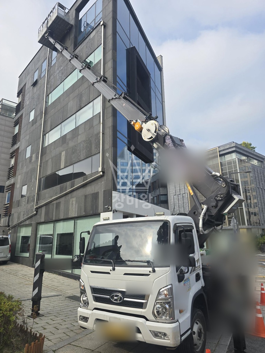 서울 종로구 와룡동 3.5톤 스카이차 실리콘작업 작업사진 3