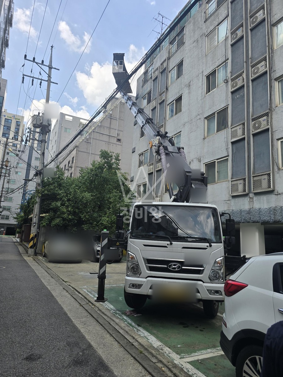서울 영등포구 영등포동7가 3.5톤 스카이차 오피스텔 외벽 실리콘 작업사진 3