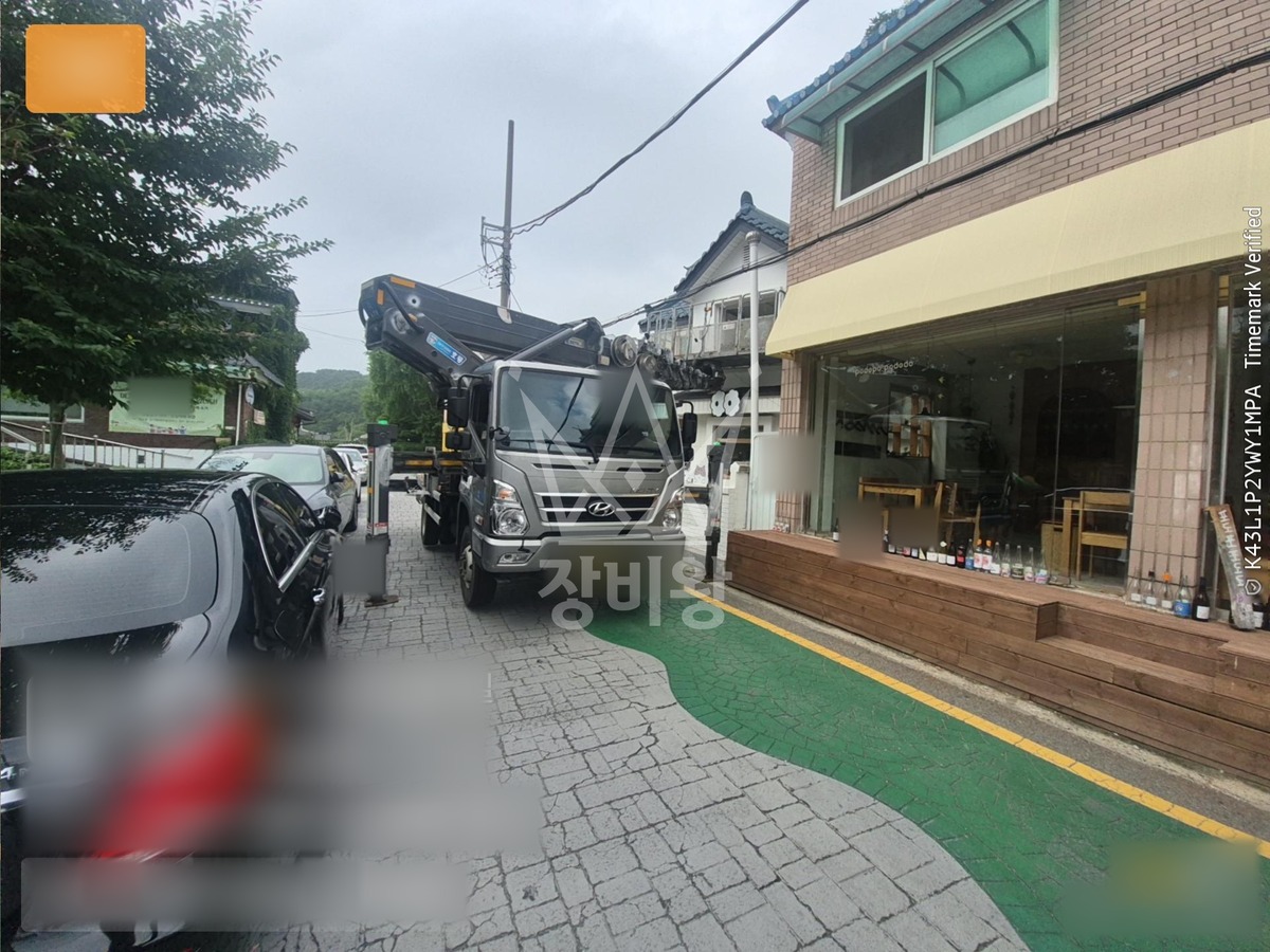 경기 수원시 팔달구 신풍동 3.5톤 스카이차 창문시공 작업사진 1