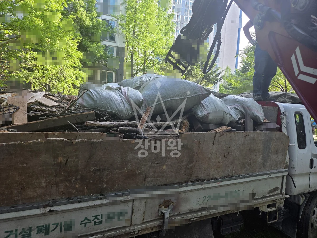 경기 의정부시 신곡동 굴착기(포크레인) 회양목 폐기물(3.5톤폐기물차량에 상차) 작업사진 1