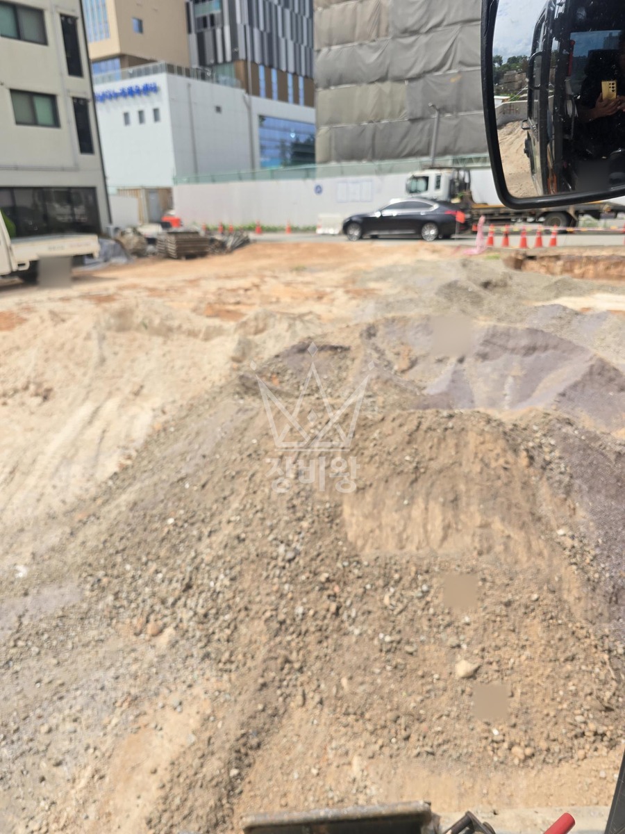 전남광주 광산구 흑석동 포크레인(굴착기) 되메우기 및 다짐작업 작업사진 1