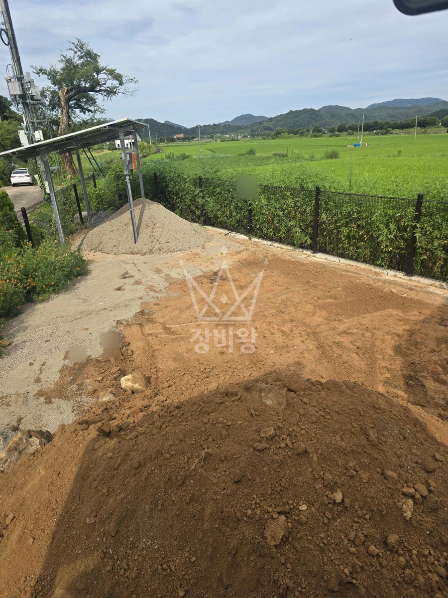 전북 완주군 고산면 포크레인(굴착기) 주택-마당높이조절/흙정리 작업사진 1