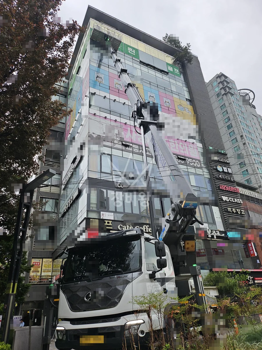 서울 서초구 방배동 5톤 스카이차 고층부 유리교체 작업사진 1