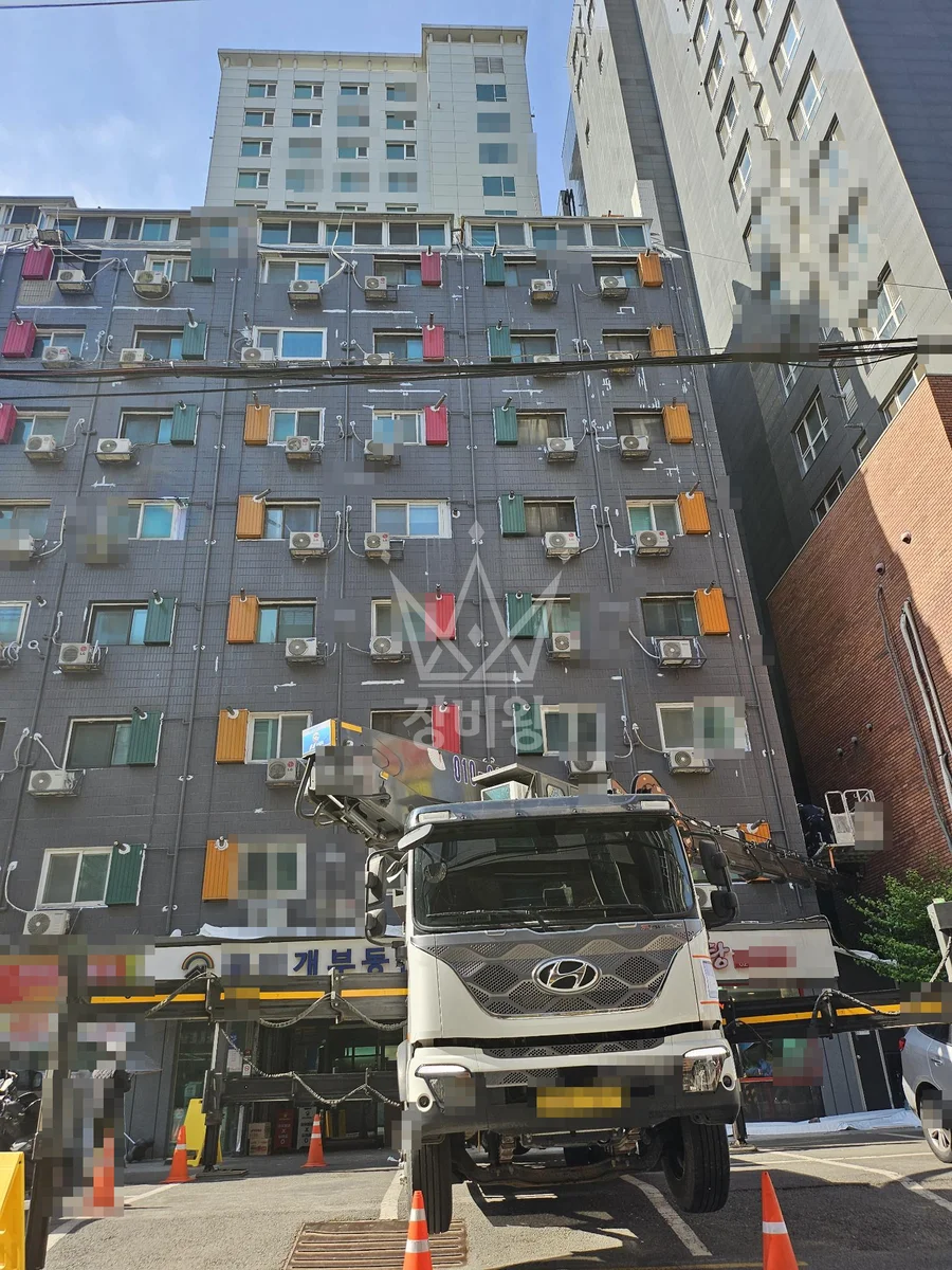 서울 관악구 봉천동 5톤 스카이차 실리콘 코킹작업 작업사진 2