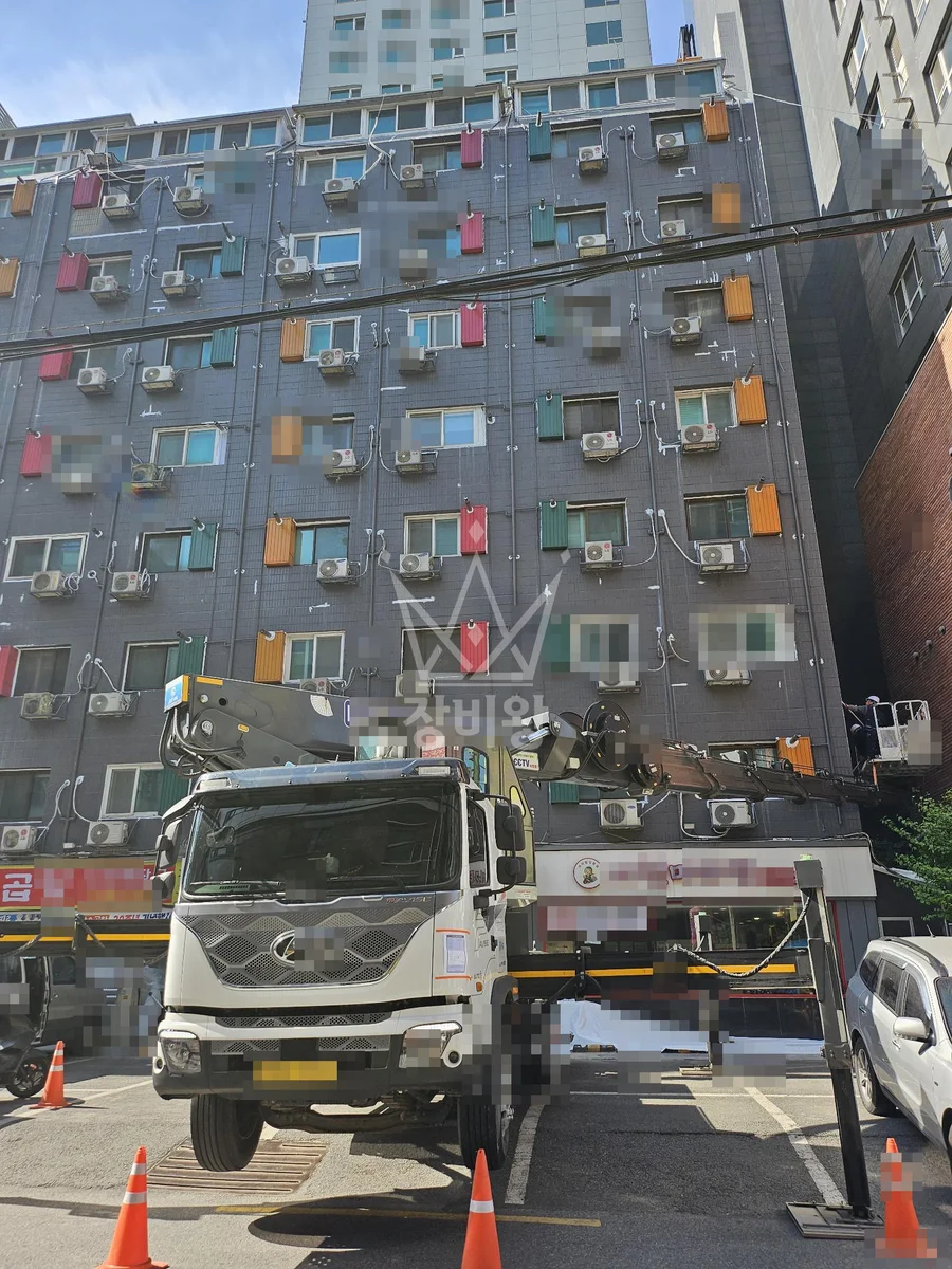 서울 관악구 봉천동 5톤 스카이차 실리콘 코킹작업 작업사진 3