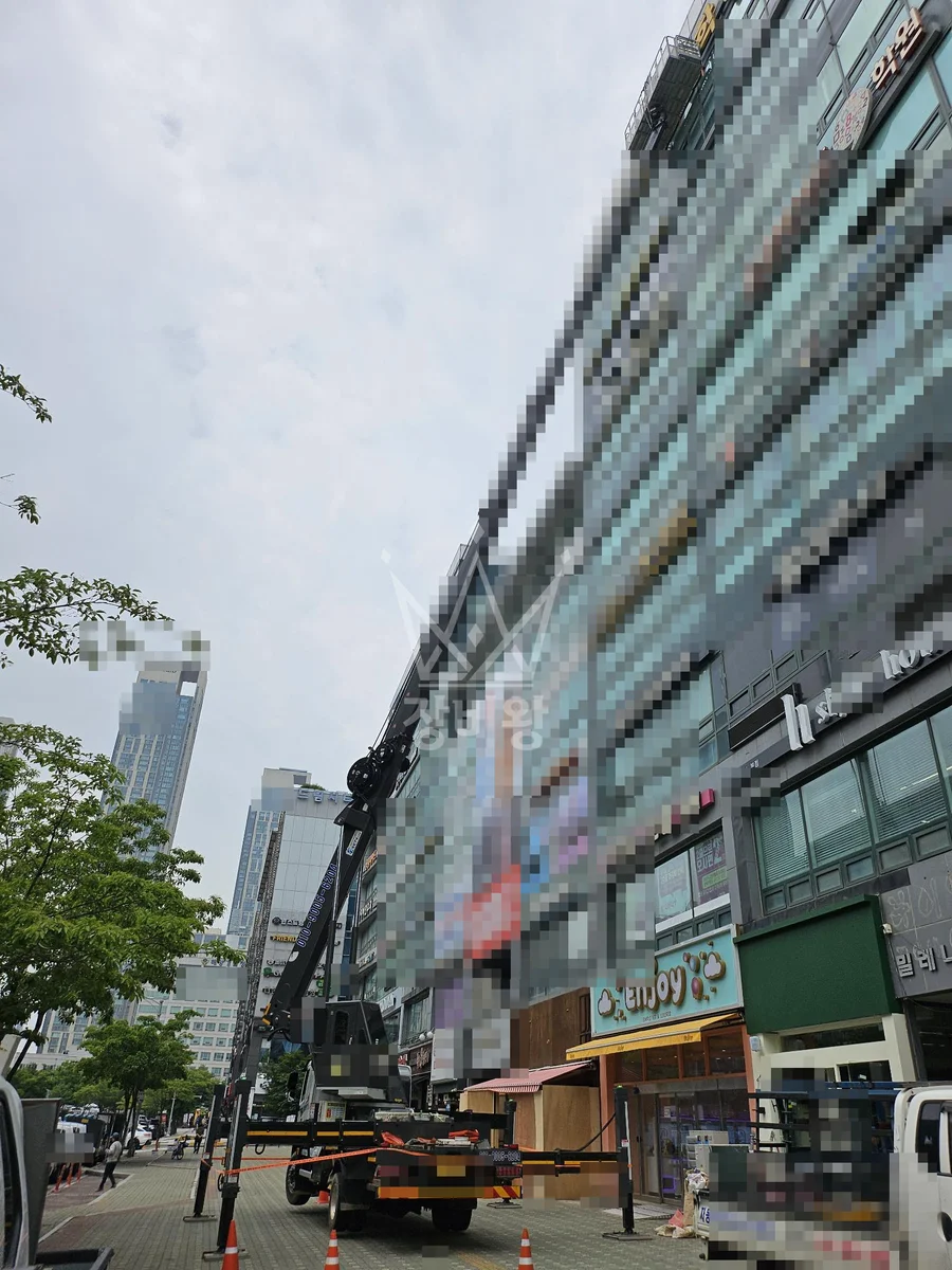 인천 연수구 송도동 5톤 스카이차 간판조명교체 작업사진 2