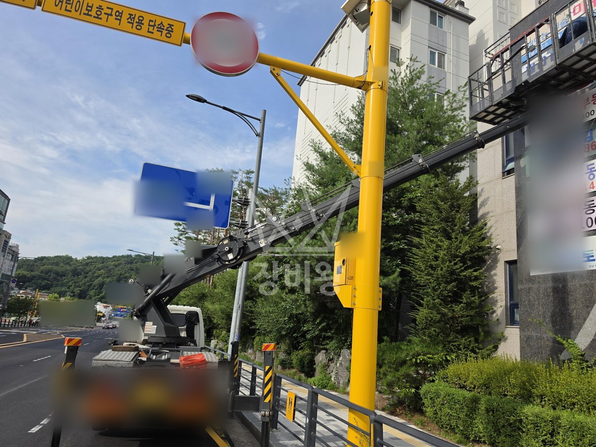경기 성남시 분당구 판교동 2.5톤 스카이차 간판철거 작업사진 3