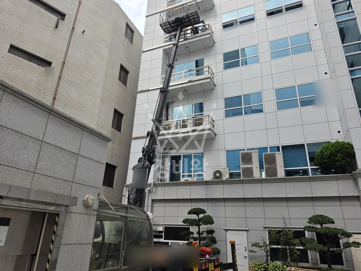 서울 강남구 대치동 2.5톤 스카이차 실외기 양중 2곳 작업사진 2