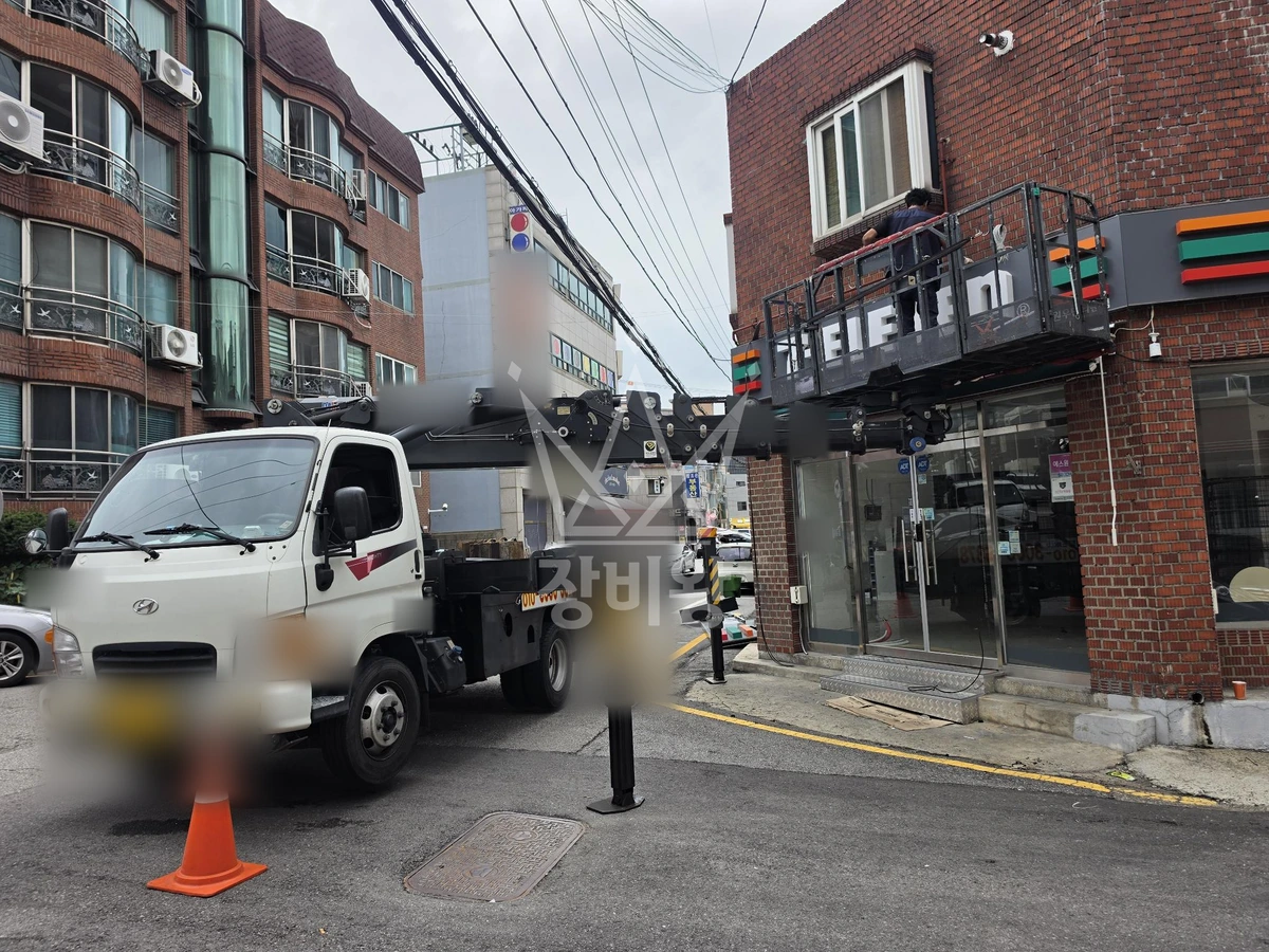 경기 수원시 팔달구 우만동 2.5톤 스카이차 간판철거 작업사진 1