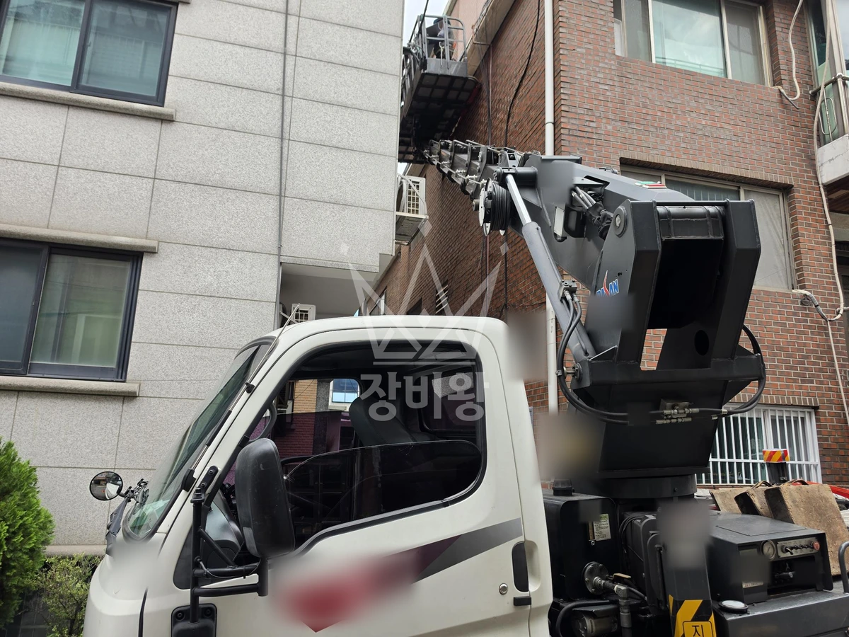 서울 관악구 봉천동 2.5톤 스카이차 외부징크작업 작업사진 1