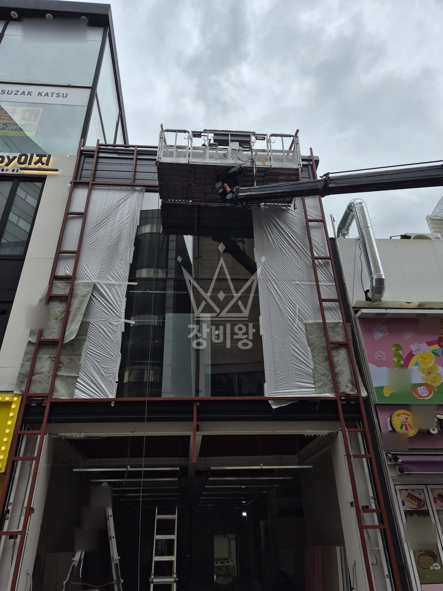대구 중구 동성로2가 3.5톤 스카이차 금속 골조 작업 작업사진 1