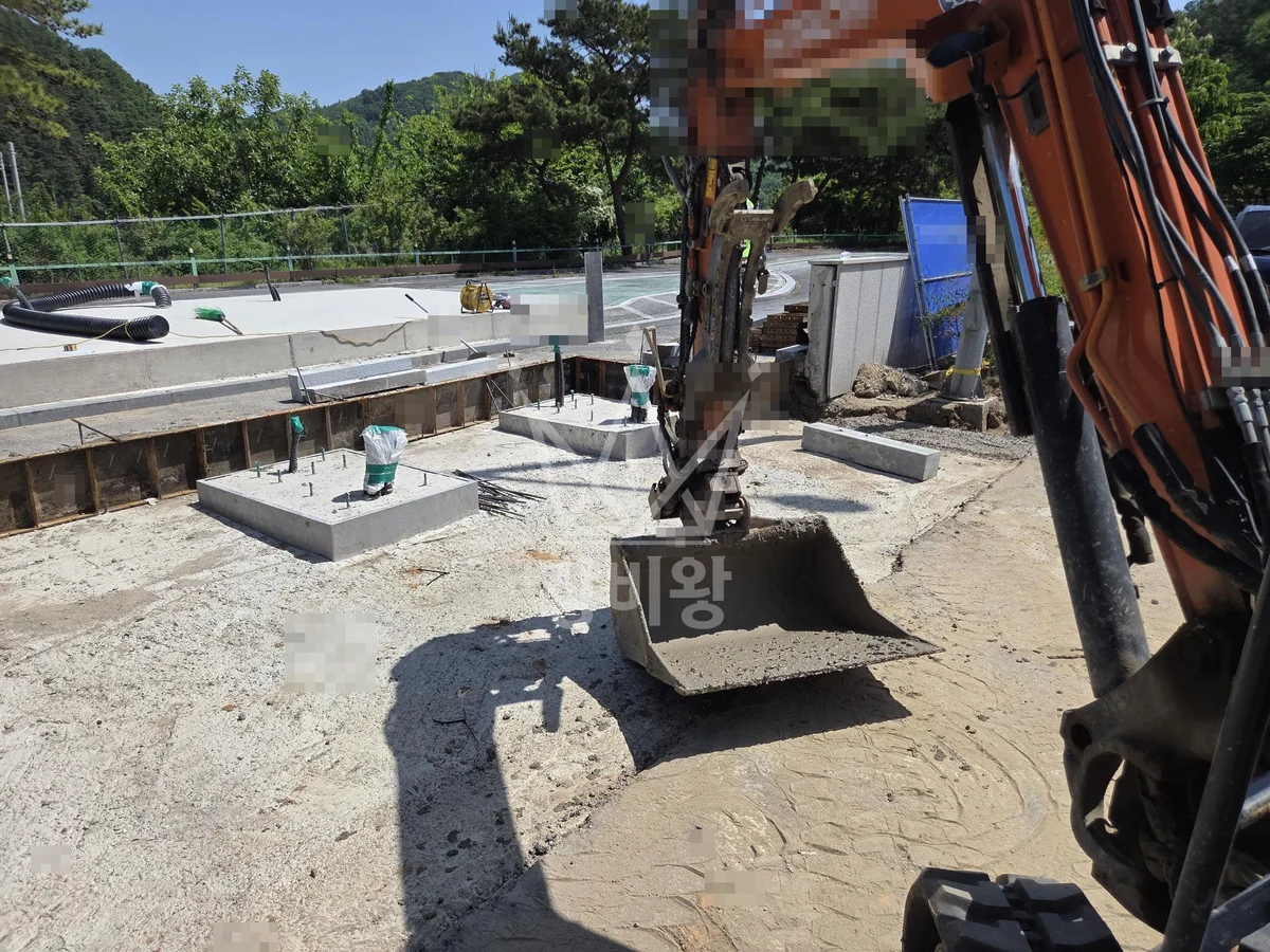 충남 논산시 벌곡면 포크레인(굴착기) 콘크리트 타설작업 작업사진 1