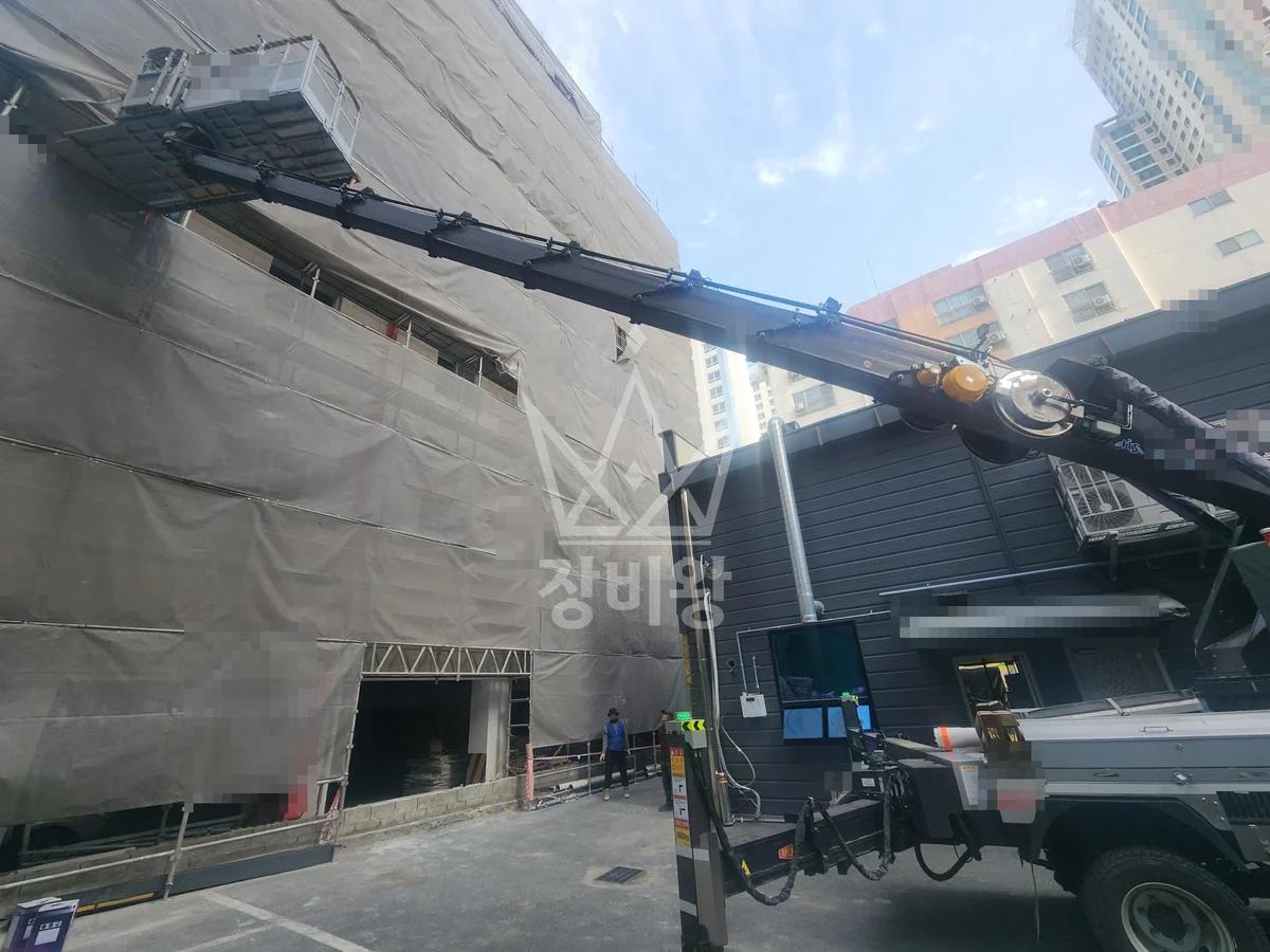 광주 서구 화정동 3.5톤 스카이차 판넬쟈재 양중 작업사진 1