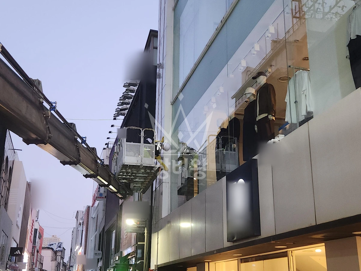 전남광주 동구 충장로2가 3.5톤 스카이차 외벽청소 작업사진 3