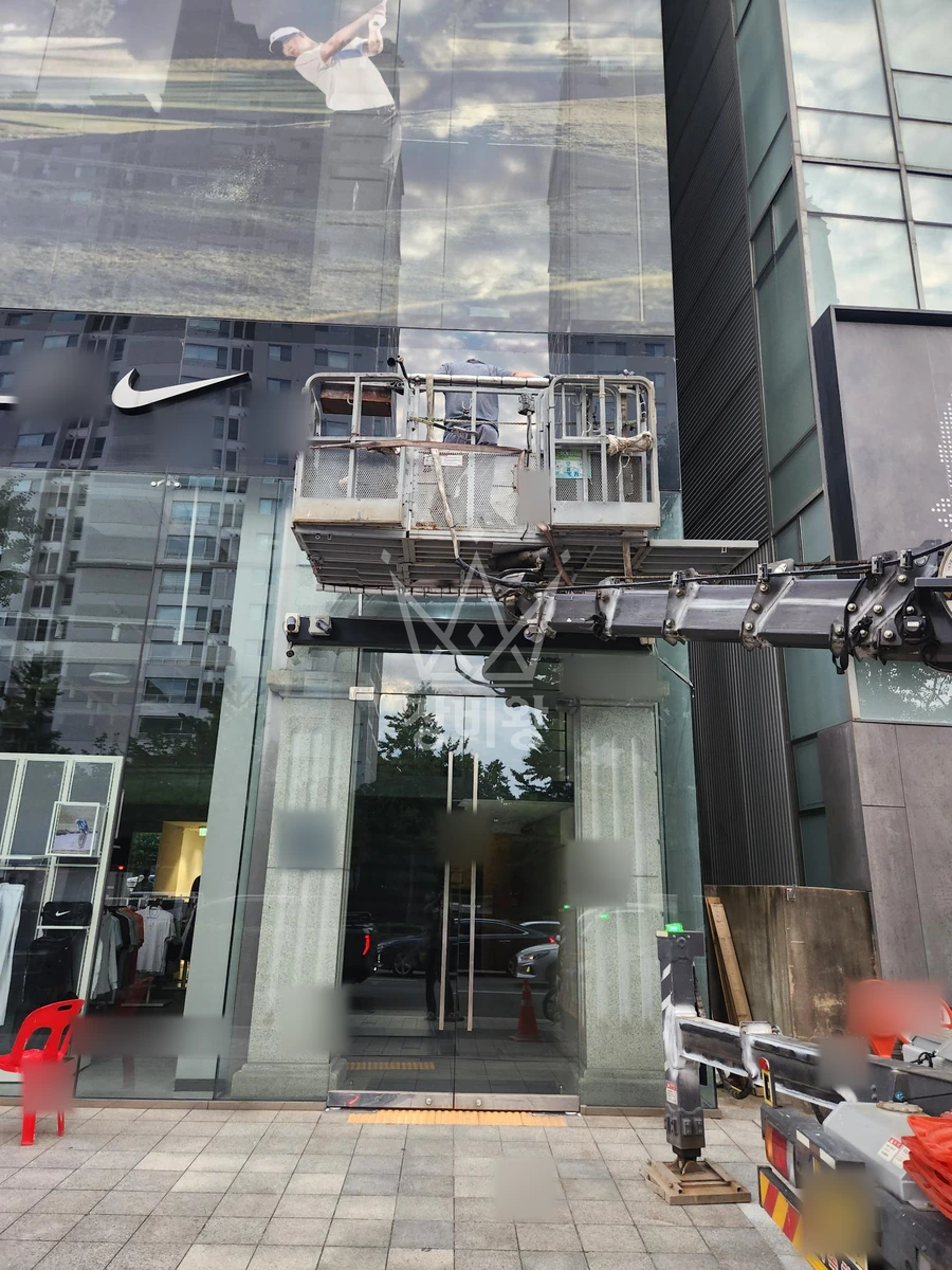 서울 강남구 신사동 3.5톤 스카이차 간판작업 작업사진 3