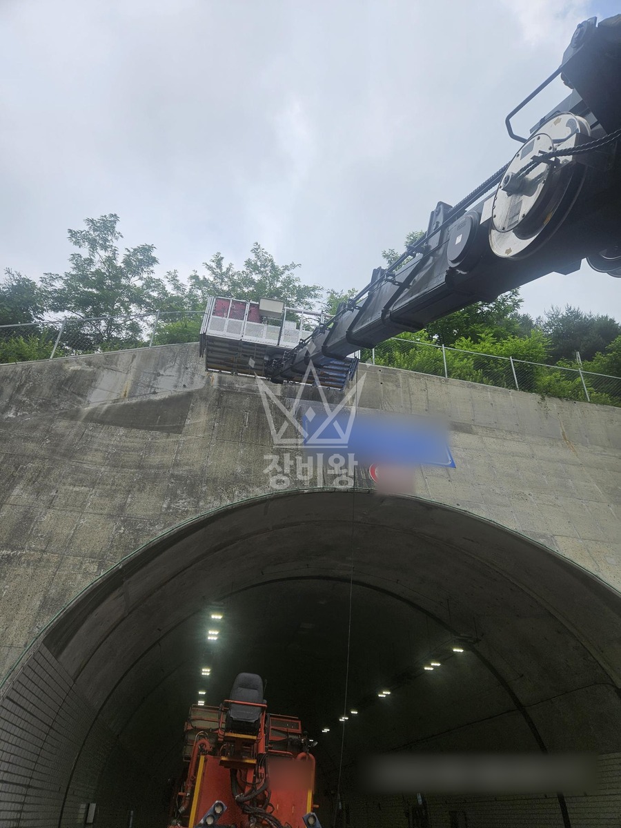 강원 평창군 미탄면 3.5톤 스카이차 터널외벽청소  / 2대작업 작업사진 1