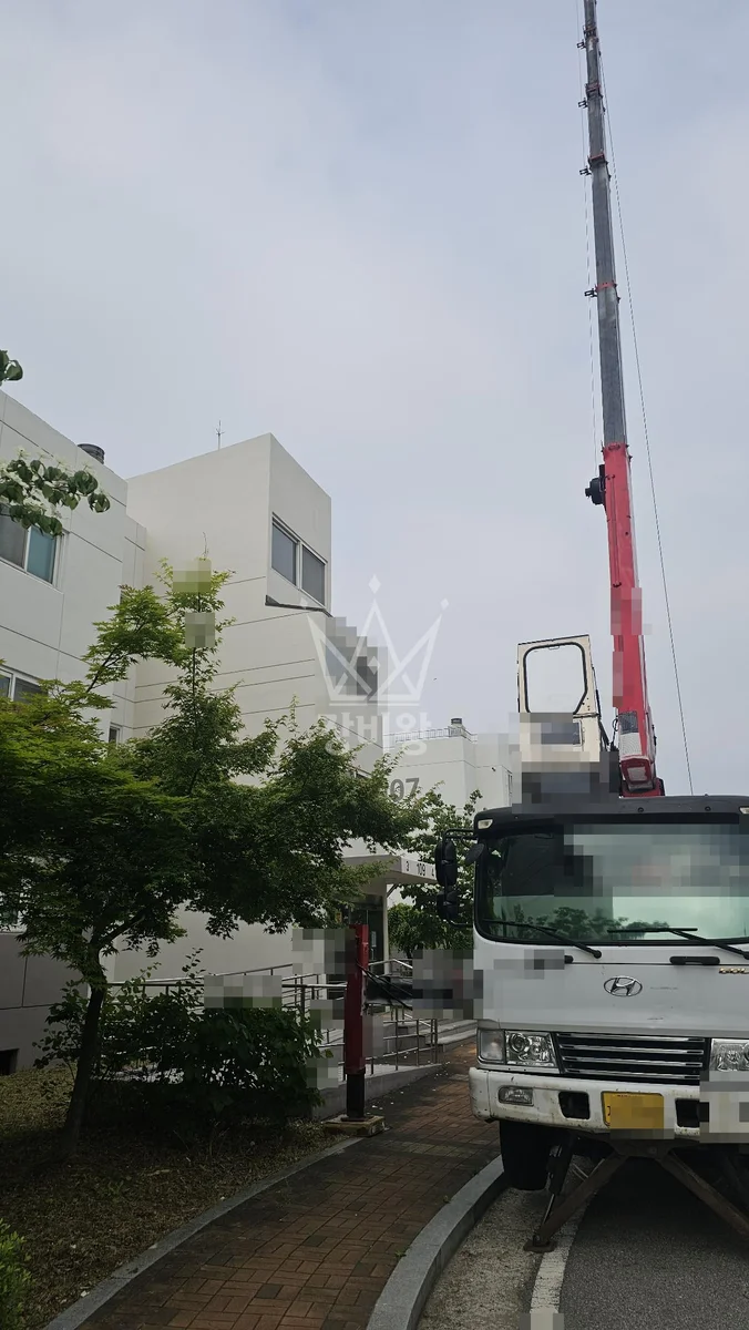 경기 수원시 권선구 5톤 크레인 자재인양 작업사진 1