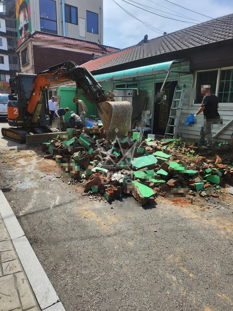 인천 중구 북성동2가 포크레인(굴착기) 벽철거후 폐기물-2.5톤상차 작업사진 1