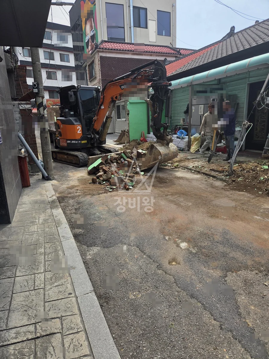 인천 중구 북성동2가 포크레인(굴착기) 벽철거후 폐기물-2.5톤상차 작업완료사진 1