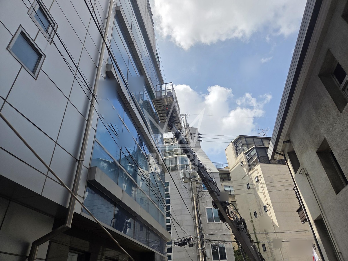 서울 강남구 신사동 3.5톤 스카이차 실리콘 작업사진 3