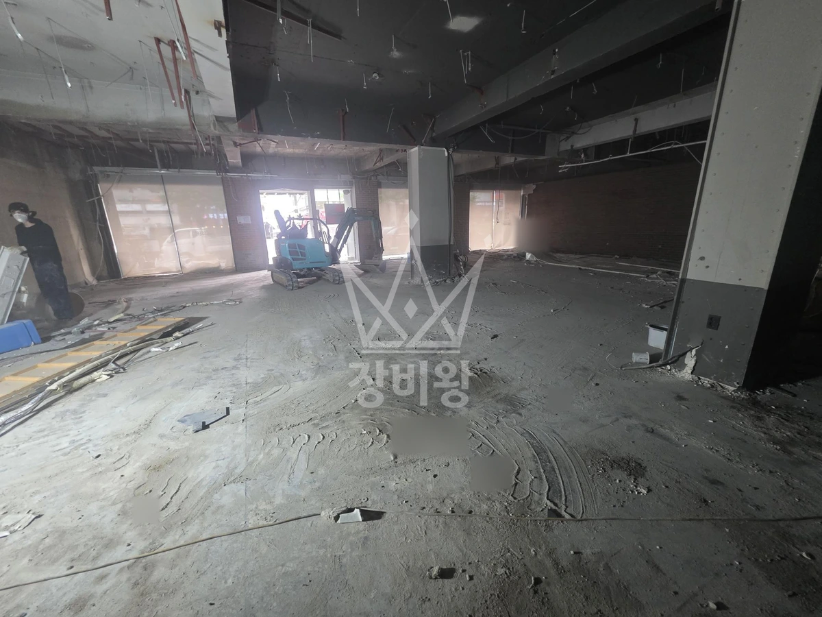 서울 서초구 방배동 포크레인(굴착기) 실내-바닥철거 작업완료사진 1