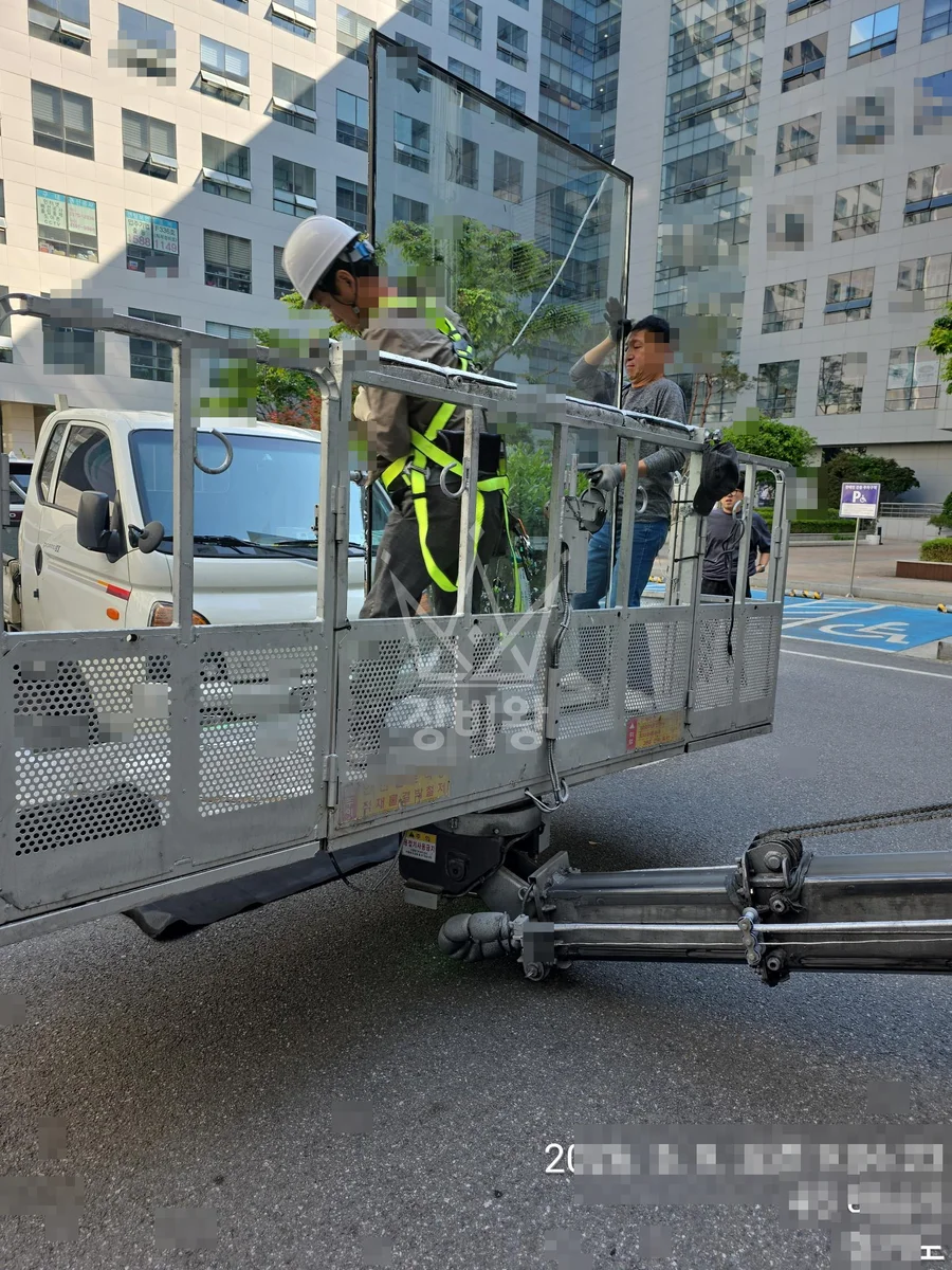 경기 하남시 풍산동 3.5톤 스카이차 2층 유리실리콘작업 작업사진 1