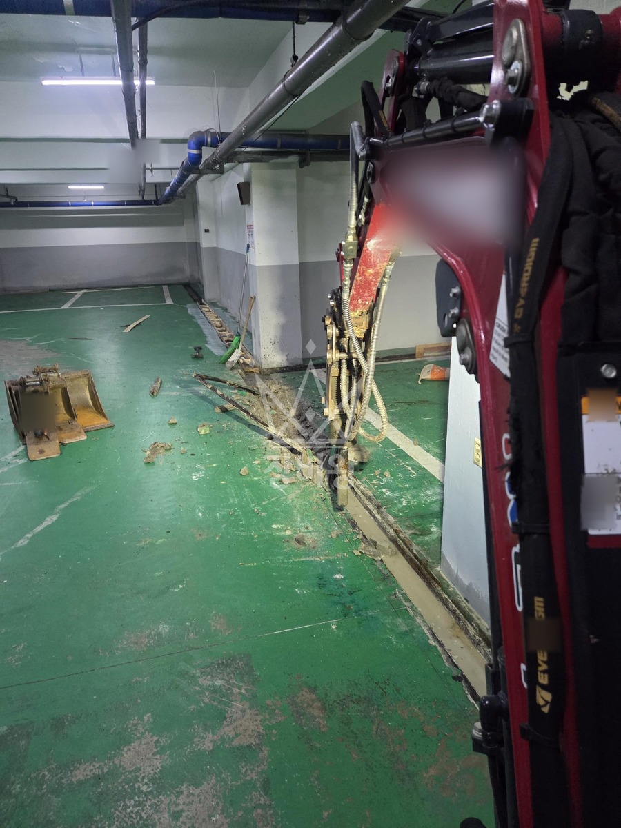 충남 천안시 동남구 청수동 포크레인(굴착기) 아파트 지하주차장 트렌치 보수 작업사진 1